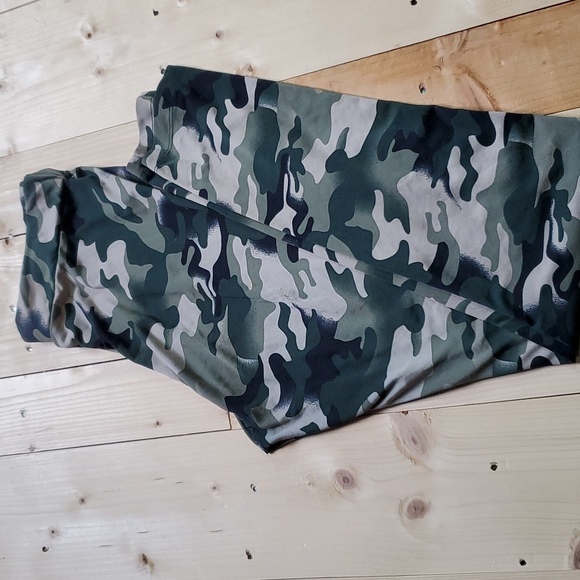 Kardashian camo leggings. - Picture 4 of 4